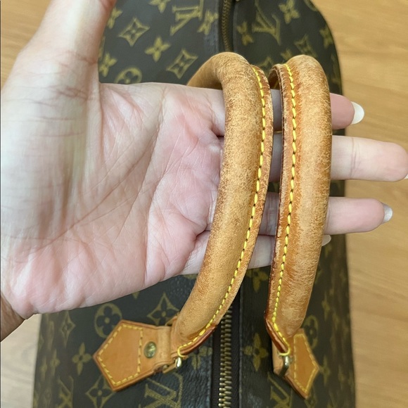 Authentic Louis Vuitton Speedy 40 in Monogram with generic twilly - Picture 9 of 17